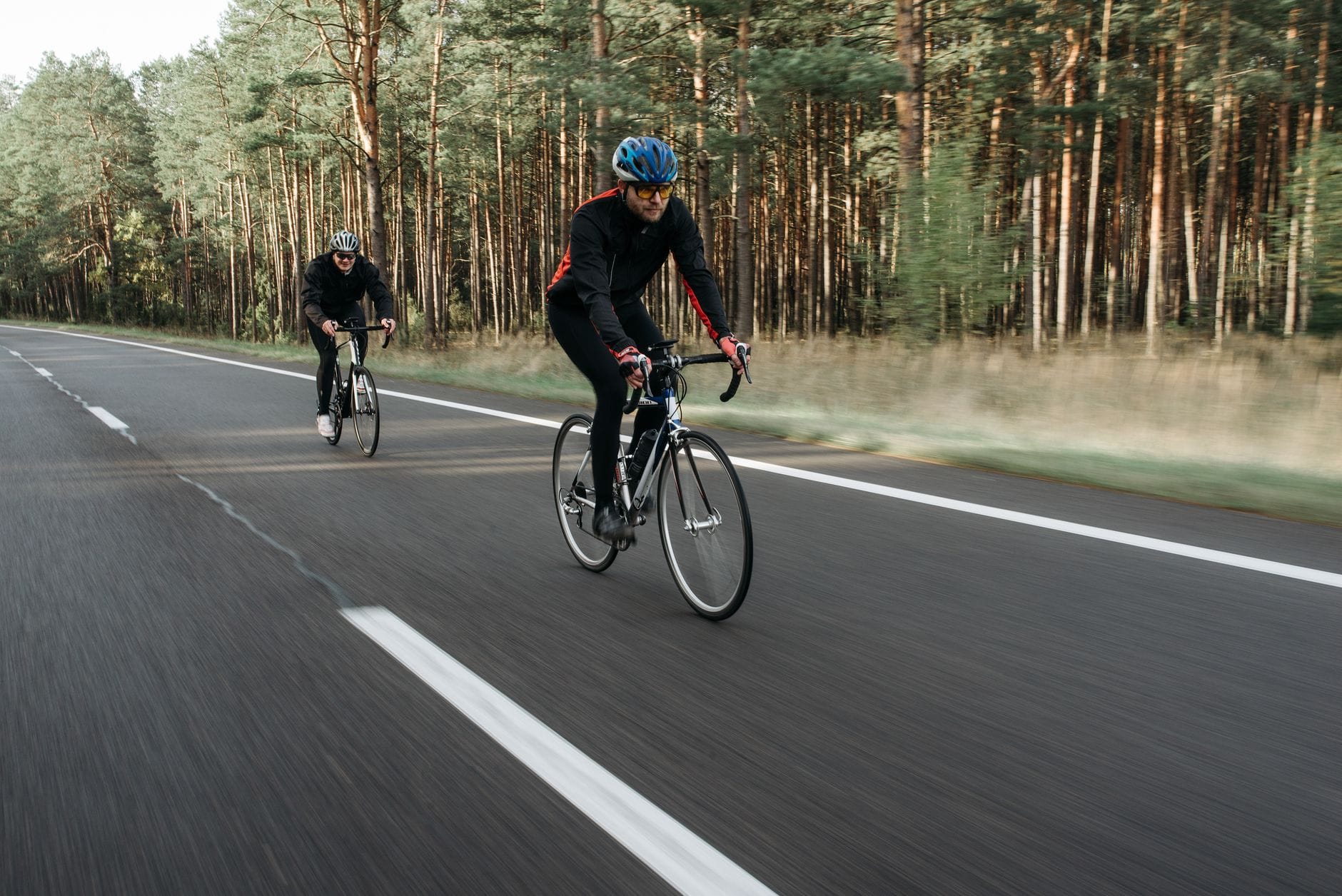 Dwóch rowerzystów jedzie leśną drogą w okolicach Głogowa