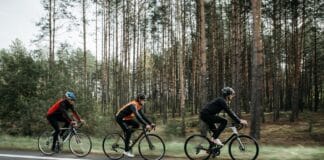Grupa rowerzystów na leśnej trasie w okolicach Głogowa