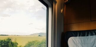 Widok dolnośląskiej wsi z okna pociągu w słoneczny dzień