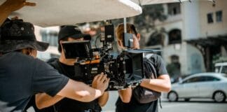 Ekipa filmowa z kamerą RED kręci scenę na dolnośląskiej ulicy