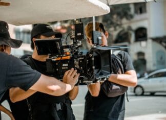 Dolny Śląsk filmowy: plan filmowy znanych produkcji, których nie rozpoznajesz Ekipa filmowa z kamerą RED kręci scenę na dolnośląskiej ulicy