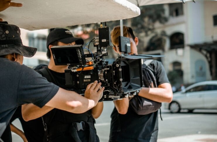 Ekipa filmowa z kamerą RED kręci scenę na dolnośląskiej ulicy