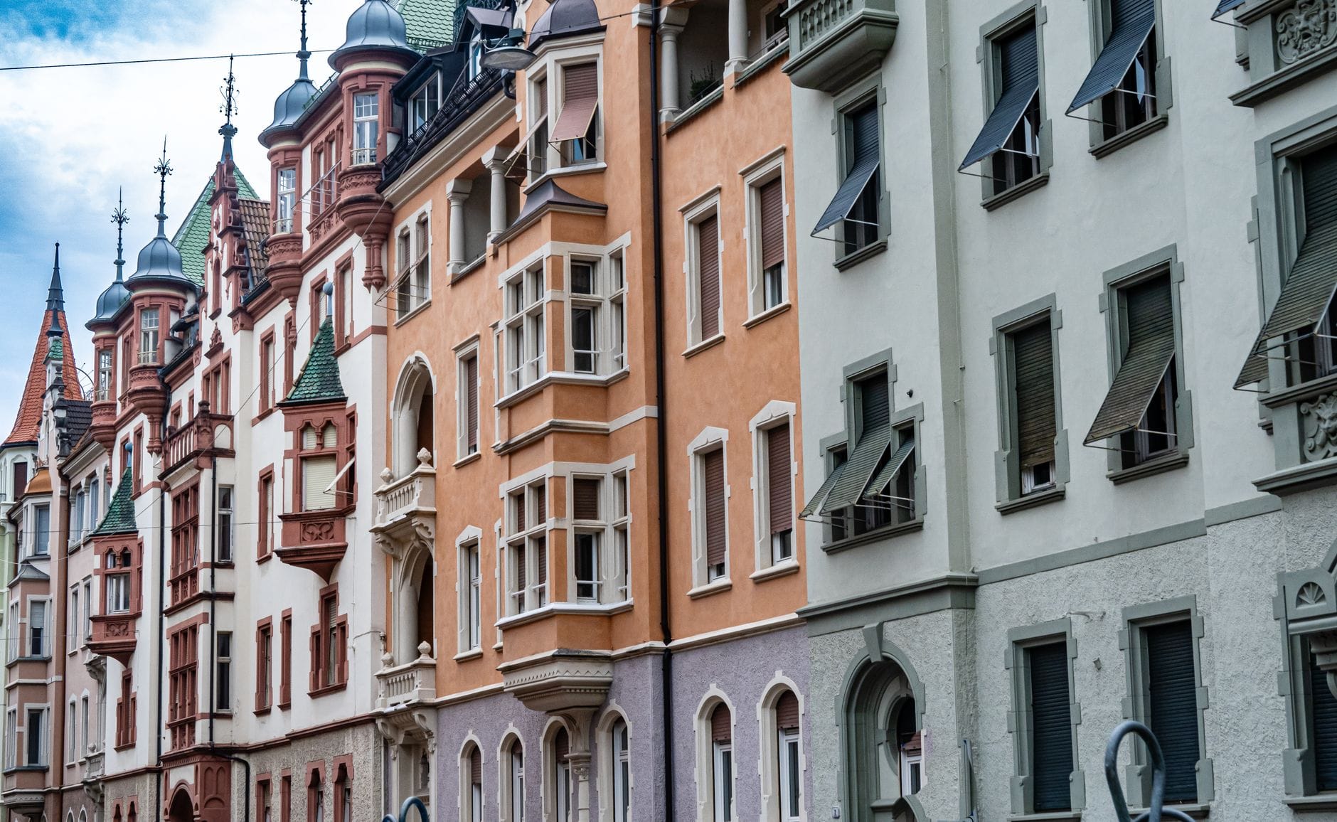 Kolorowe kamienice z ozdobnymi detalami architektonicznymi w Görlitz
