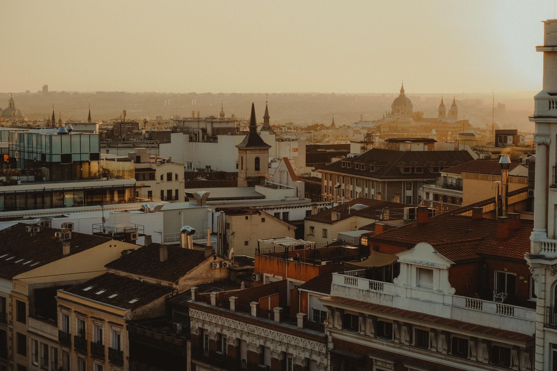 Panorama dachów i skyline Madrytu o zachodzie słońca