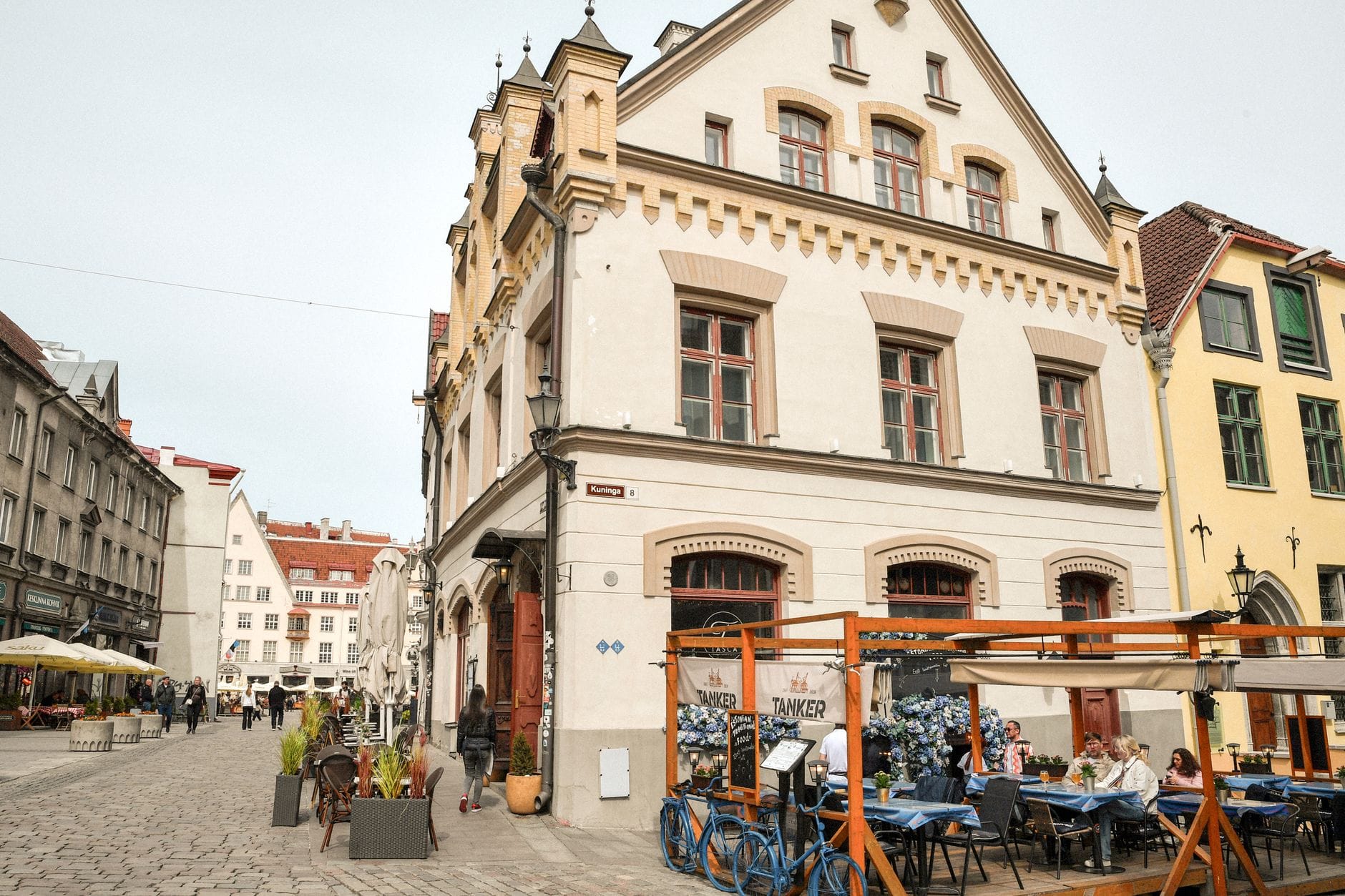 Deptak w historycznym centrum miasta z kamienicami i restauracjami