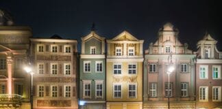 Nocny widok kolorowych kamienic na rynku starego miasta w Polsce