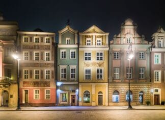 Nocny widok kolorowych kamienic na rynku starego miasta w Polsce