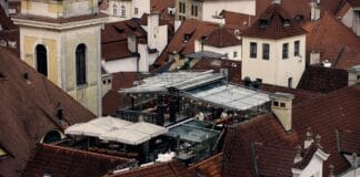 Restauracja na dachu z widokiem na stare miasto w Jeleniej Górze