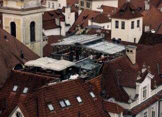 Restauracja na dachu z widokiem na stare miasto w Jeleniej Górze