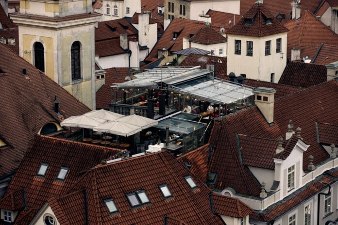 Restauracja na dachu z widokiem na stare miasto w Jeleniej Górze
