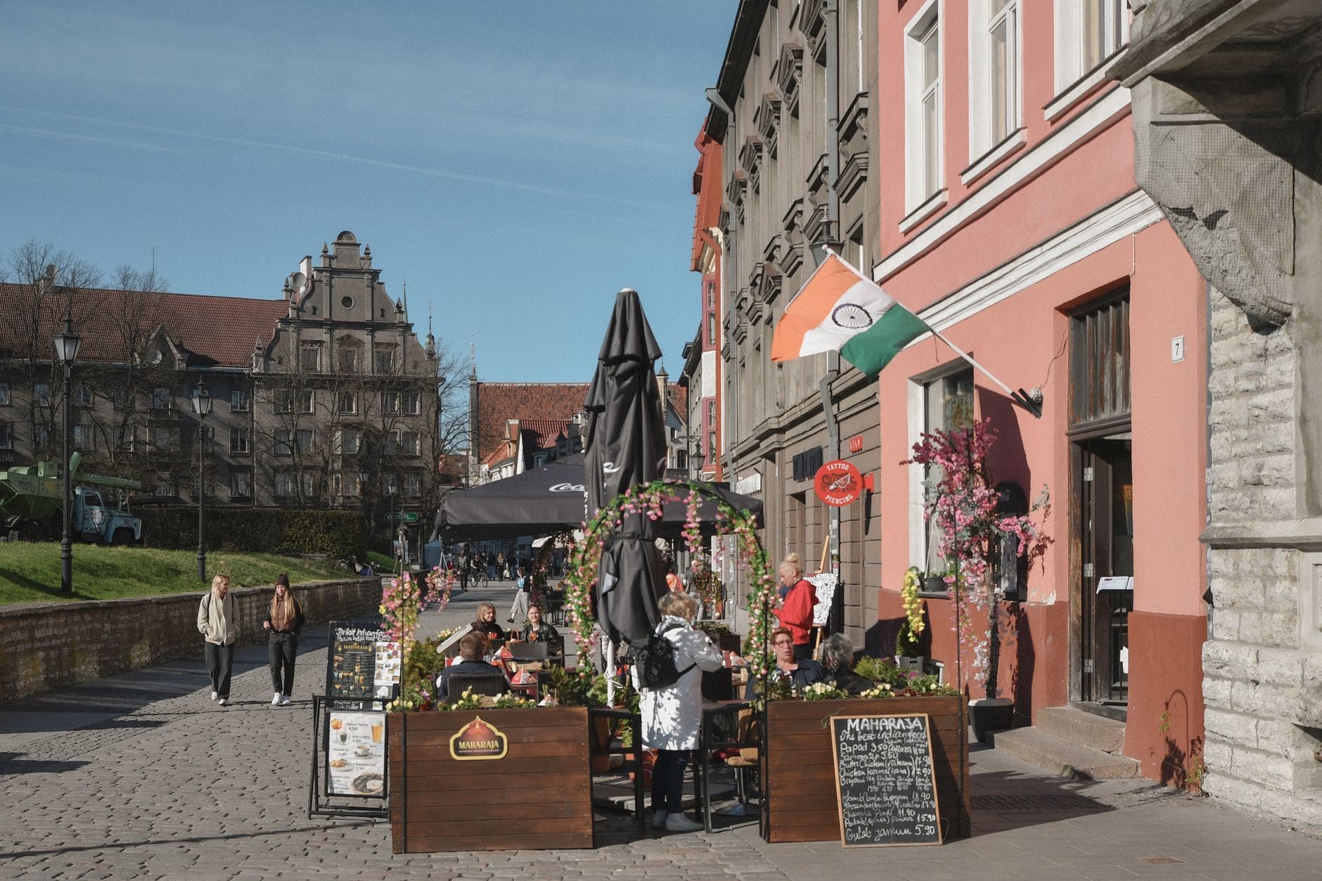Urokliwa kawiarnia na zewnątrz w słonecznej starówce miasta