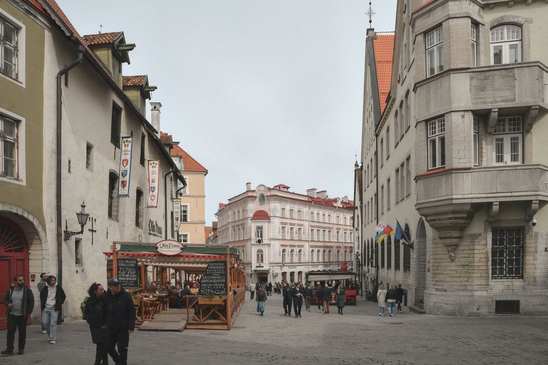 Urokliwa uliczka starego miasta z kolorowymi kamienicami i spacerującymi ludźmi