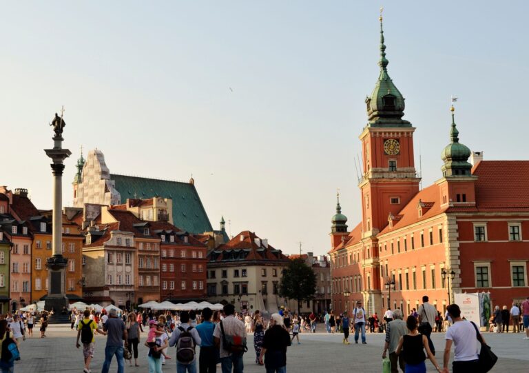 Kolumna Zygmunta i wieża Zamku Królewskiego na Starym Mieście w Warszawie