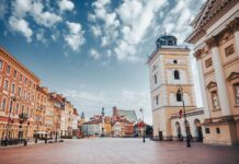 Widok na Rynek Starego Miasta w Warszawie z dzwonnicą