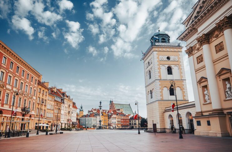 Widok na Rynek Starego Miasta w Warszawie z dzwonnicą